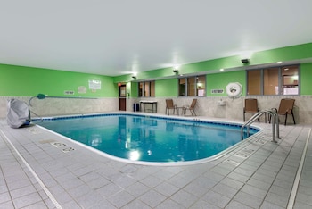 comfort inn and suites liverpool clay