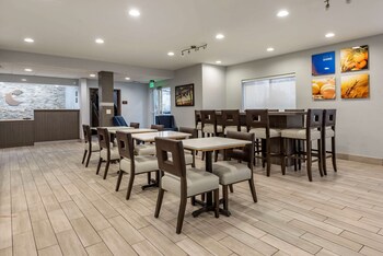 comfort inn and suites liverpool clay