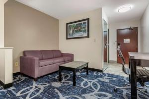 comfort inn and suites liverpool clay