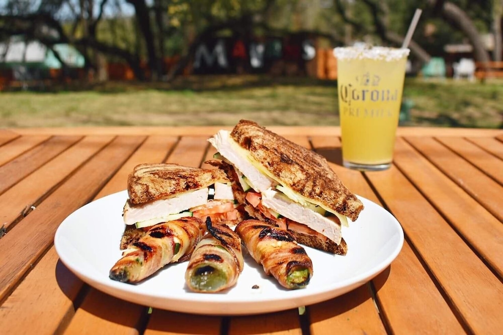 mavens inn and grill