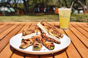 mavens inn and grill