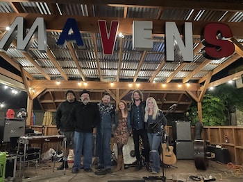 mavens inn and grill