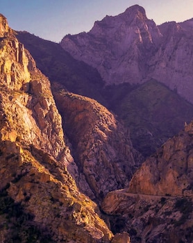 Gena's Sierra Inn & Restaurant,,2.5 star