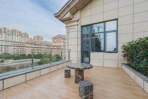 atour hotel lingang new town