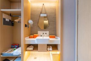 atour hotel huishan gold st