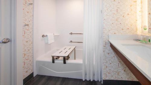 holiday inn panama city by ihg