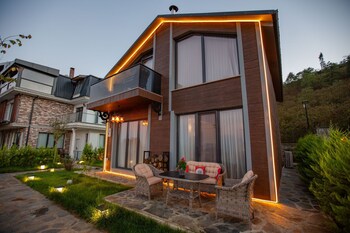 poison garden suite and spa