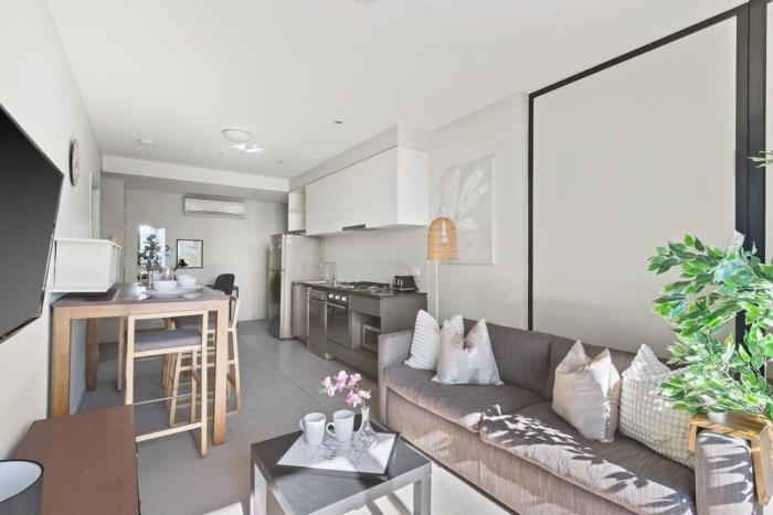 a charming 2br apt on collins with city views