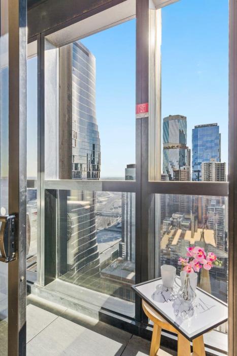 a charming 2br apt on collins with city views