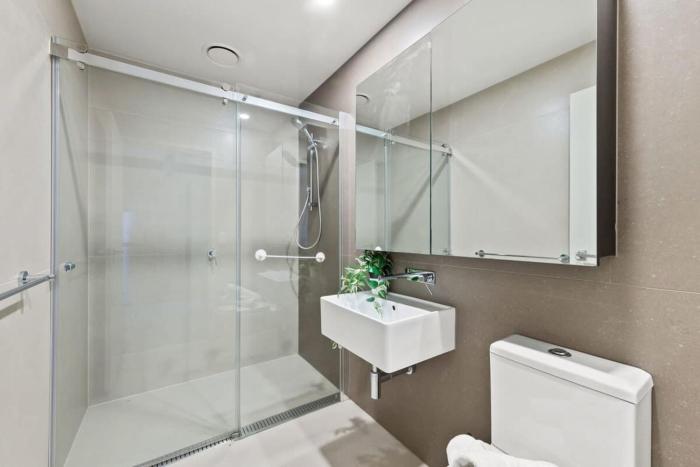 a charming 2br apt on collins with city views