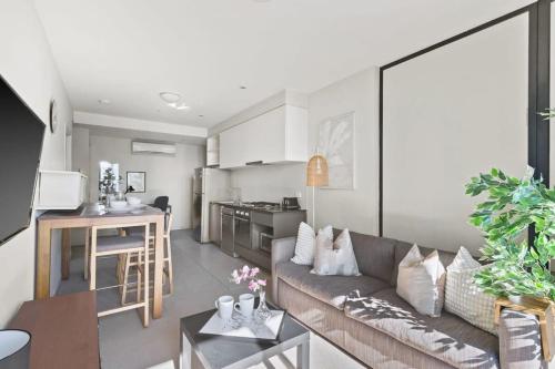 a charming 2br apt on collins with city views