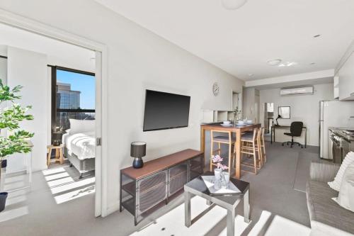 a charming 2br apt on collins with city views