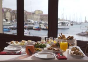Porto Veneziano Hotel,Akti Enoseos & Glafkou,3 star