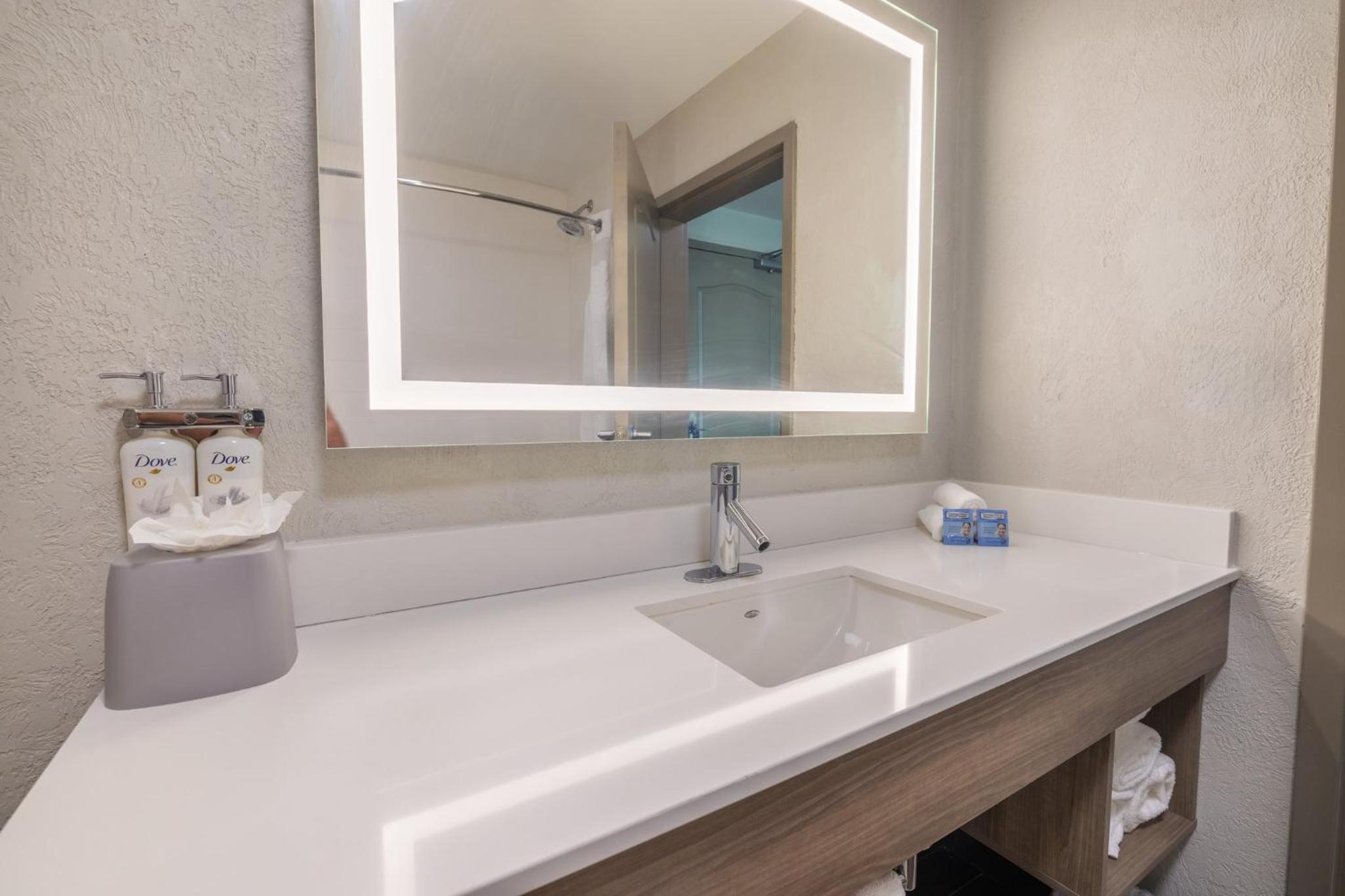 holiday inn express and suites kansas city airport by ihg