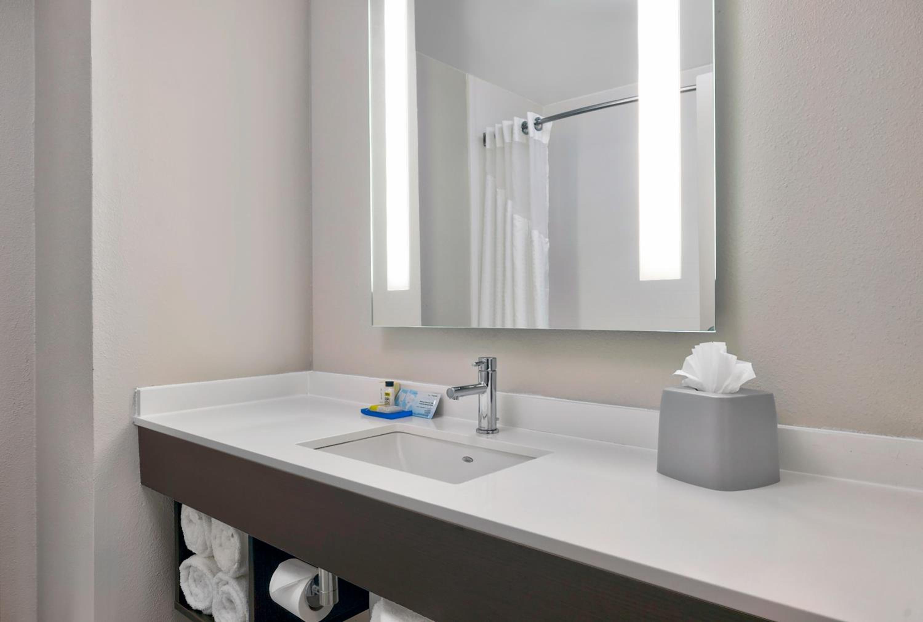 holiday inn express and suites kansas city airport by ihg