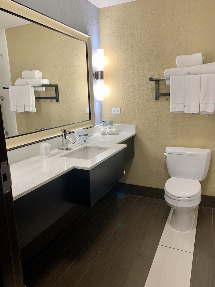 holiday inn express and suites kansas city airport by ihg