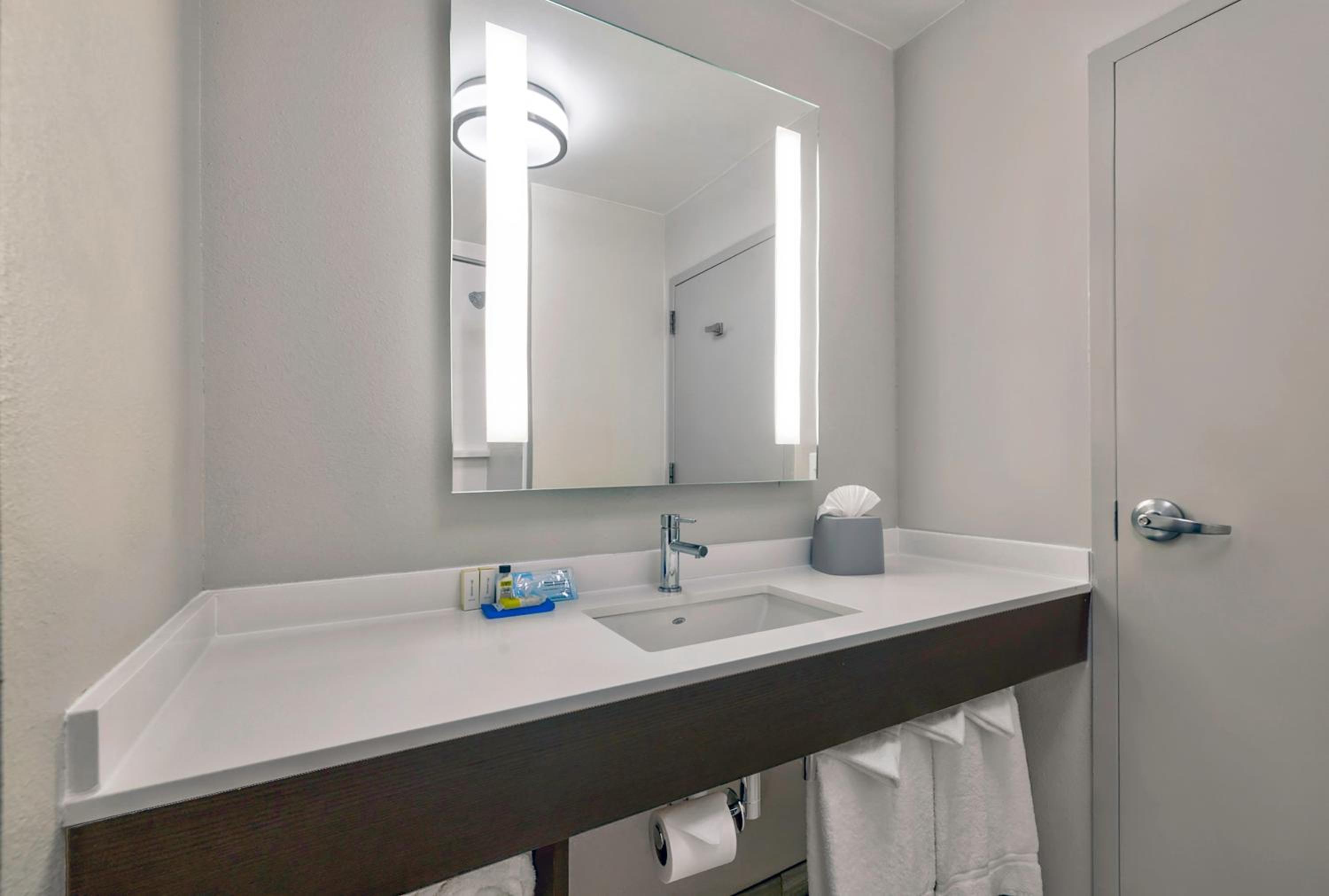 holiday inn express and suites kansas city airport by ihg