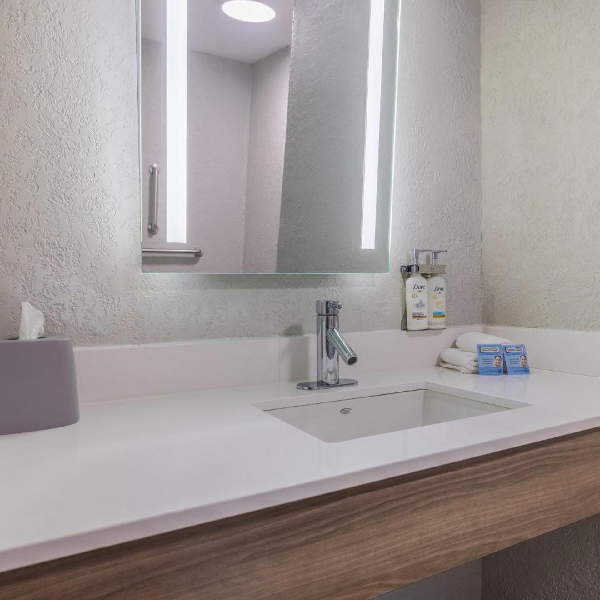 holiday inn express and suites kansas city airport by ihg