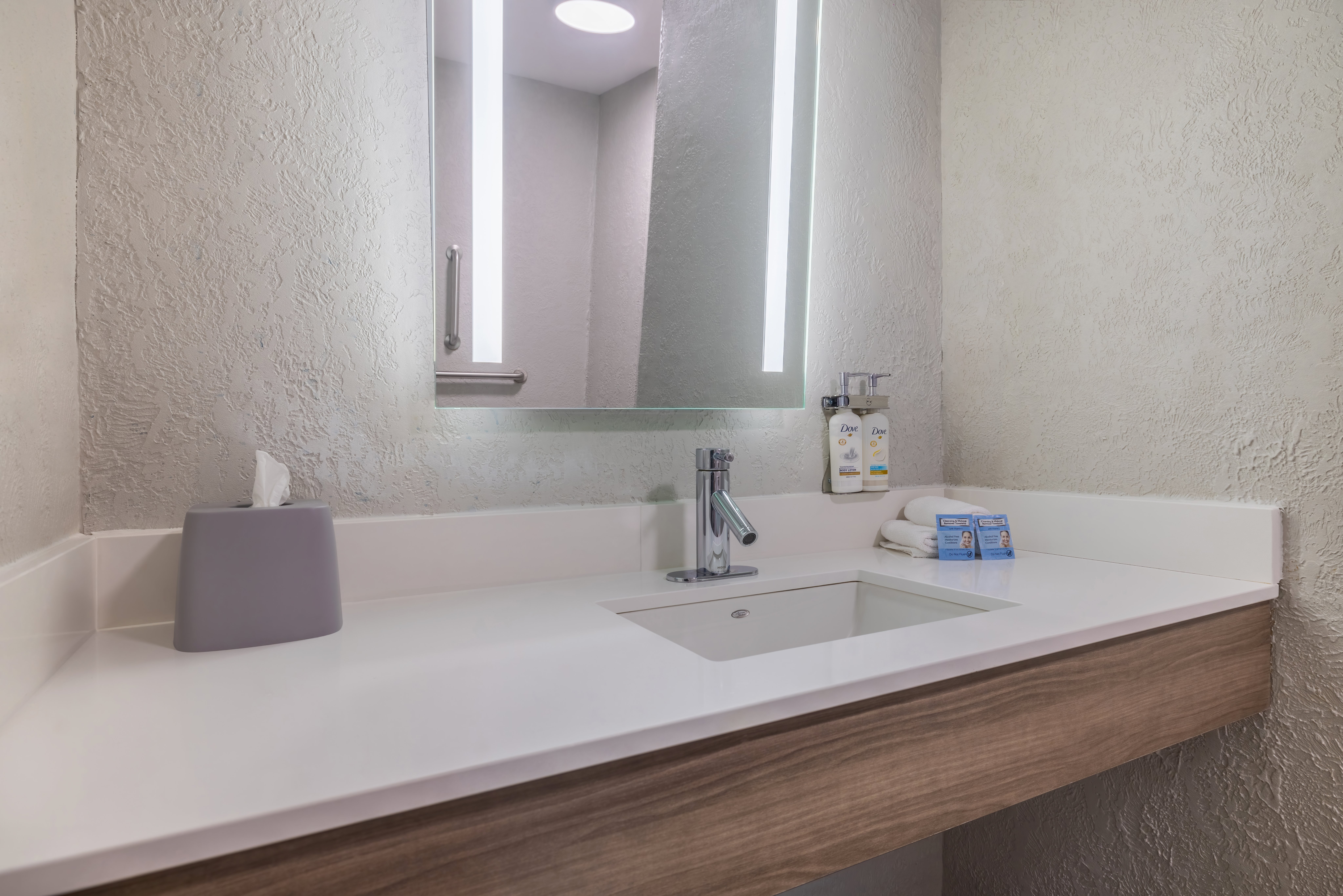 holiday inn express and suites kansas city airport by ihg