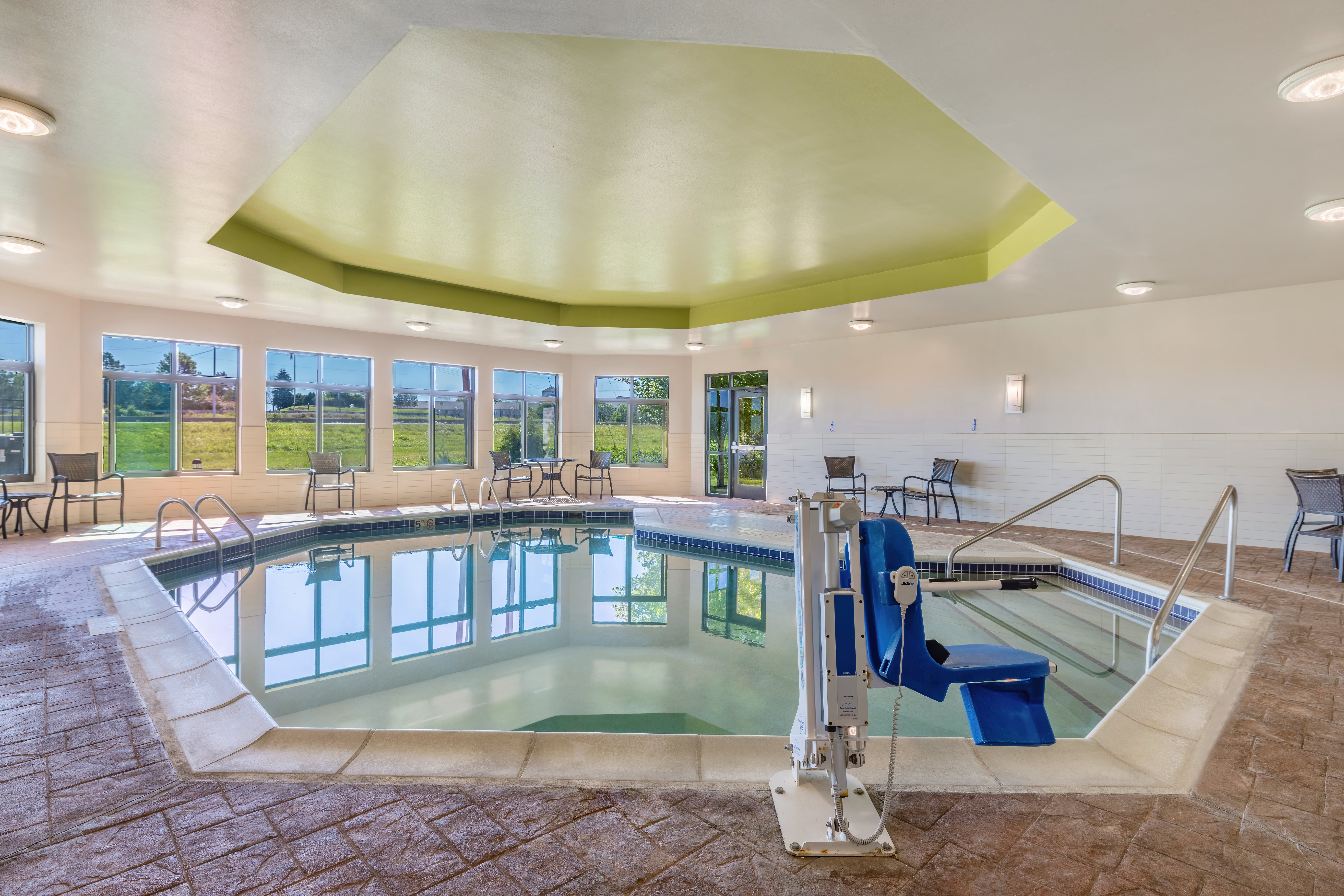 holiday inn express and suites kansas city airport by ihg