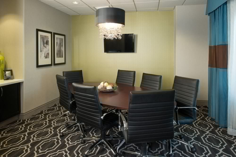 holiday inn express and suites kansas city airport by ihg