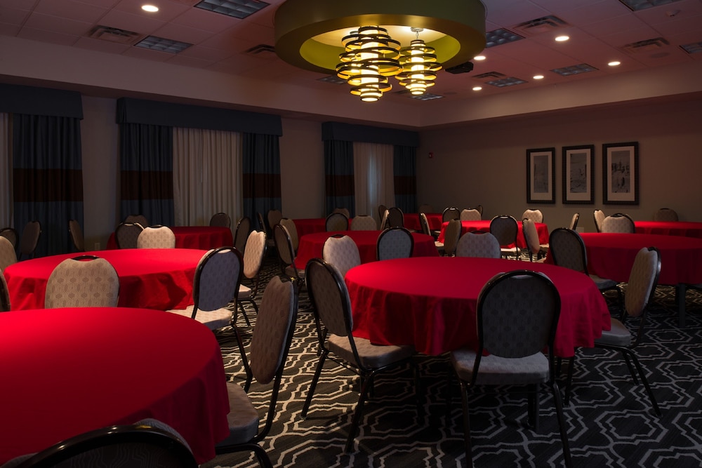 holiday inn express and suites kansas city airport by ihg