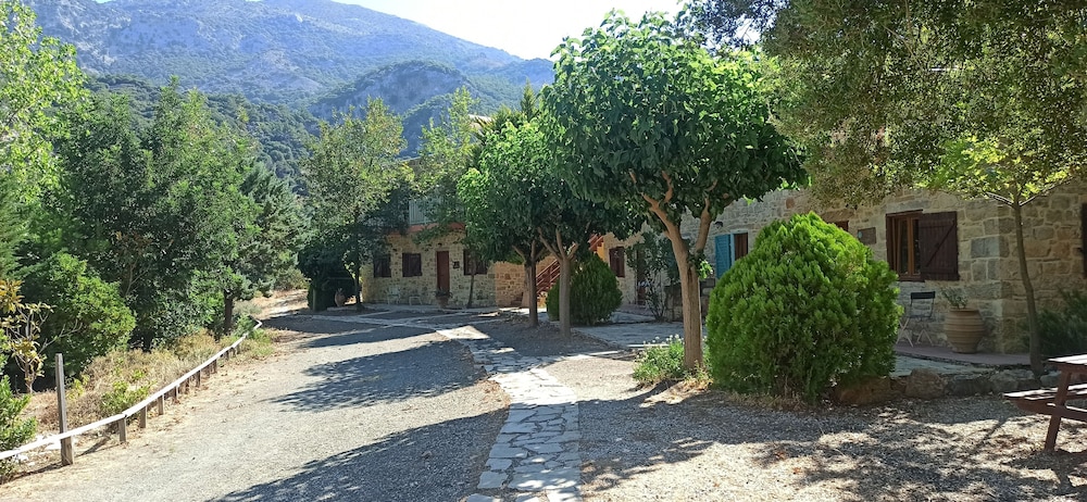 akros oreon hotel