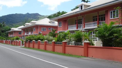 Reef Holiday Apartments,Anse Boileau>>Anse Aux Pins,3 star