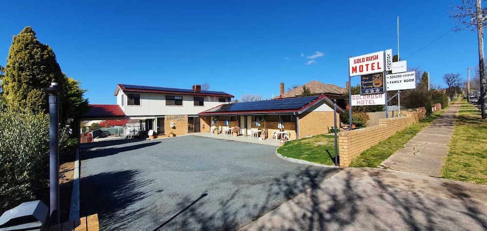 young goldrush motel