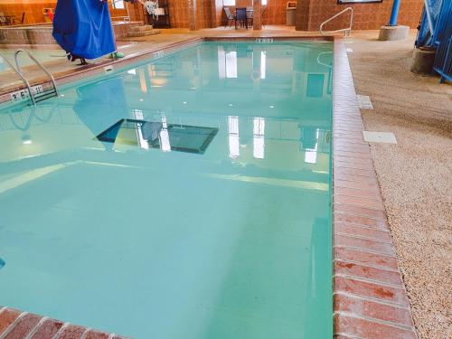 holiday inn express and suites brandon by ihg