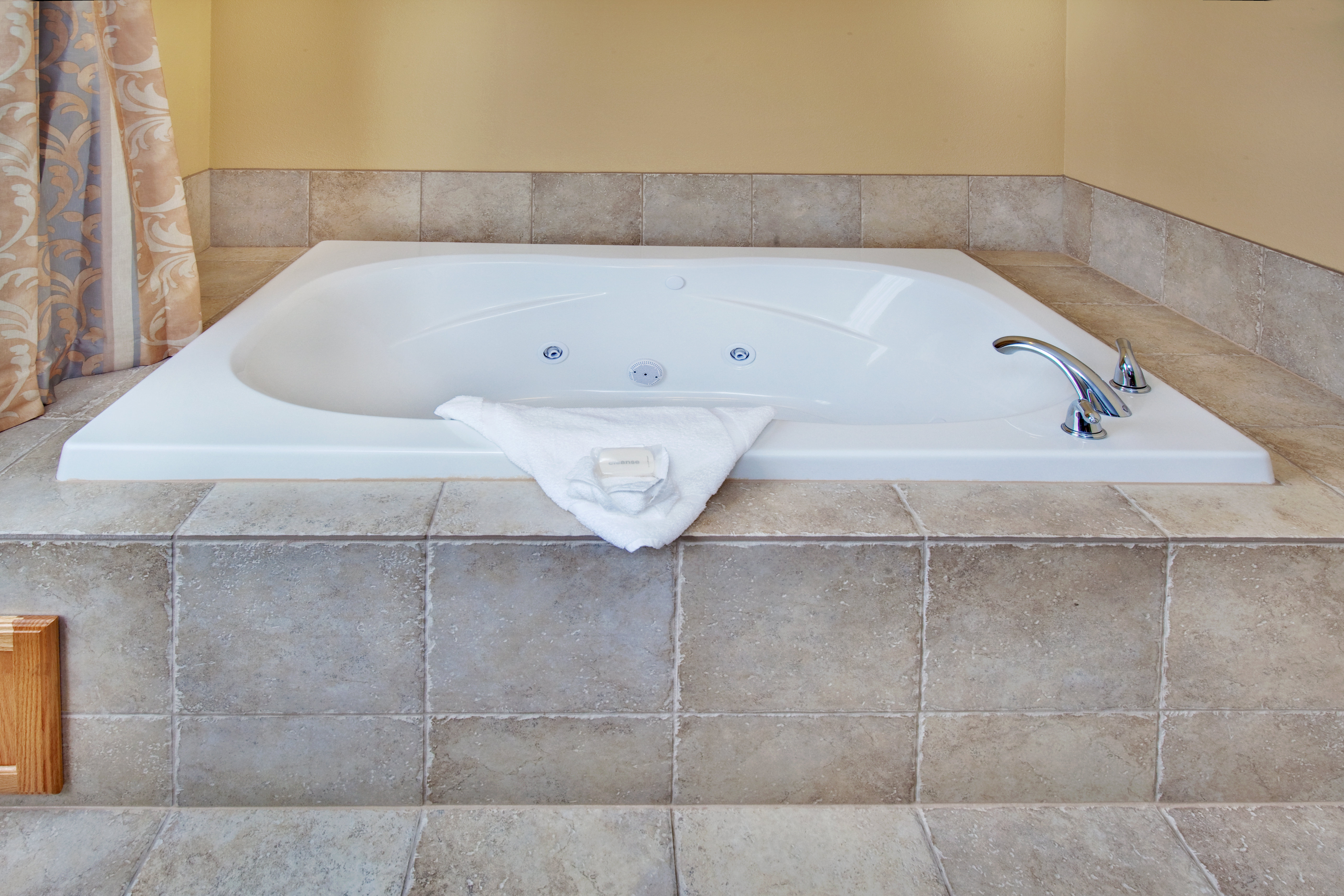 holiday inn express and suites council bluffs conv
