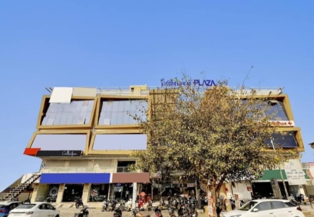 hotel s r vadodara