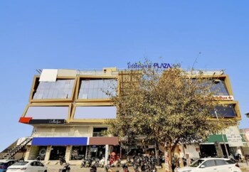 hotel s r vadodara