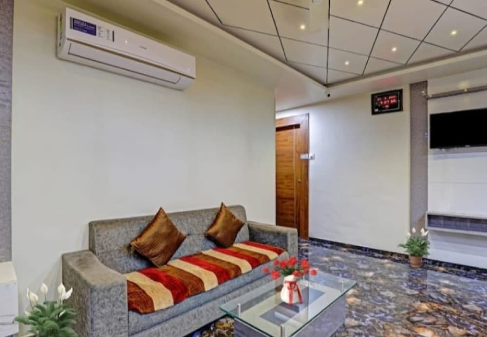 hotel s r vadodara