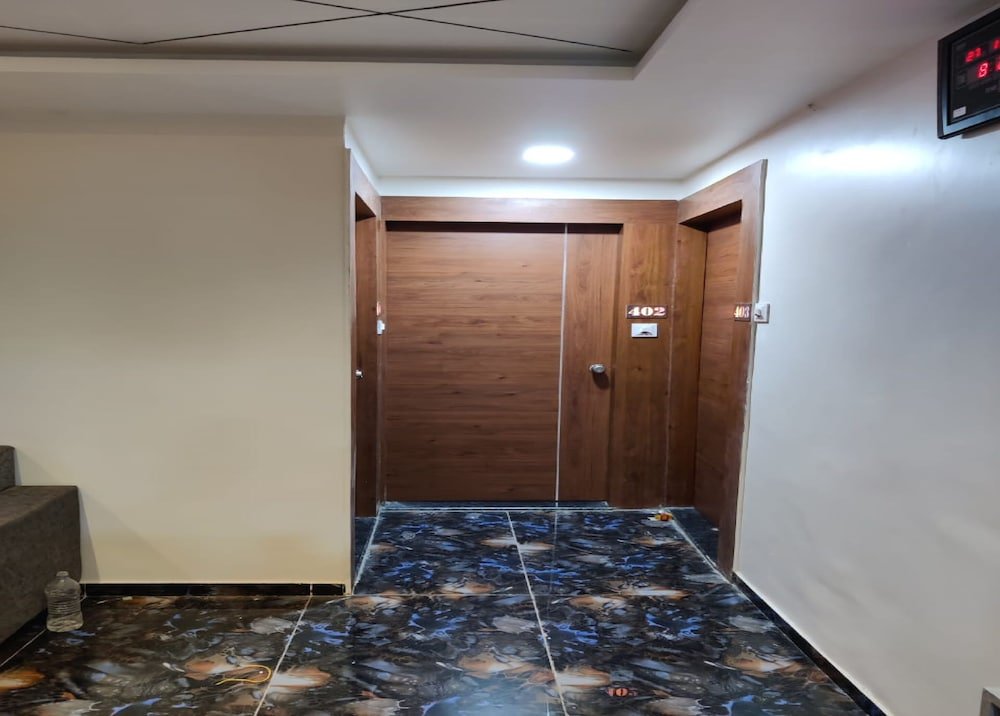 hotel s r vadodara