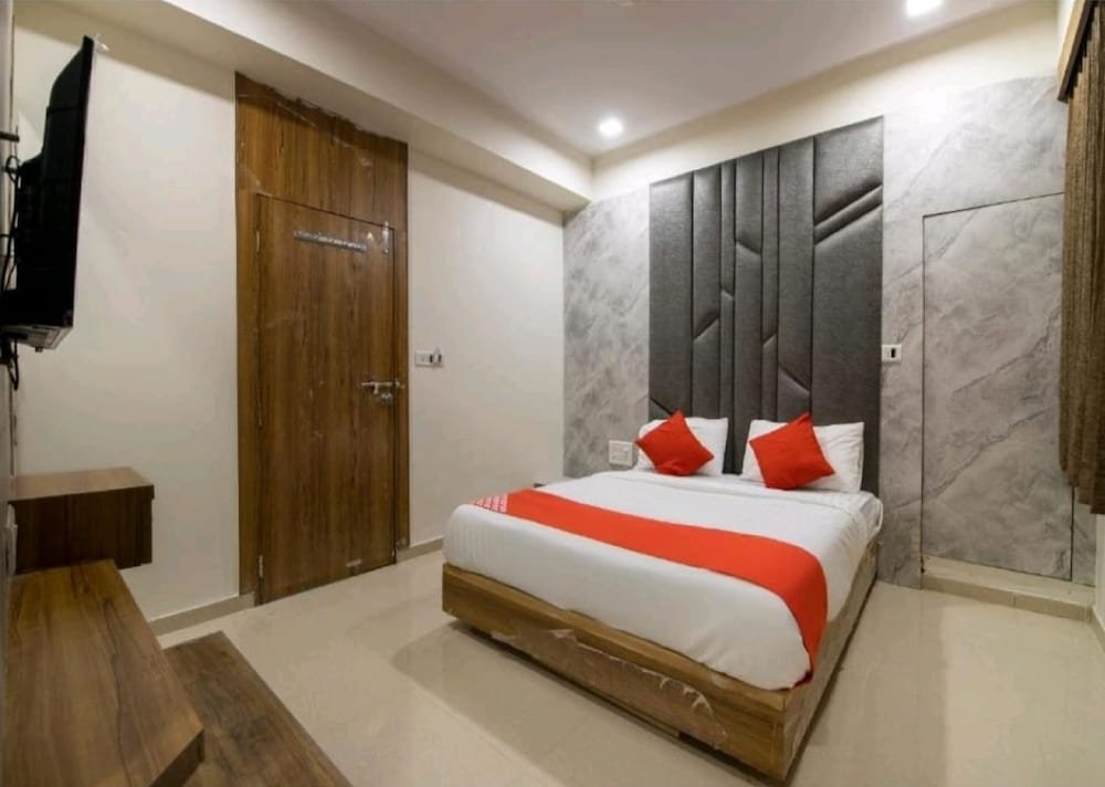 hotel s r vadodara