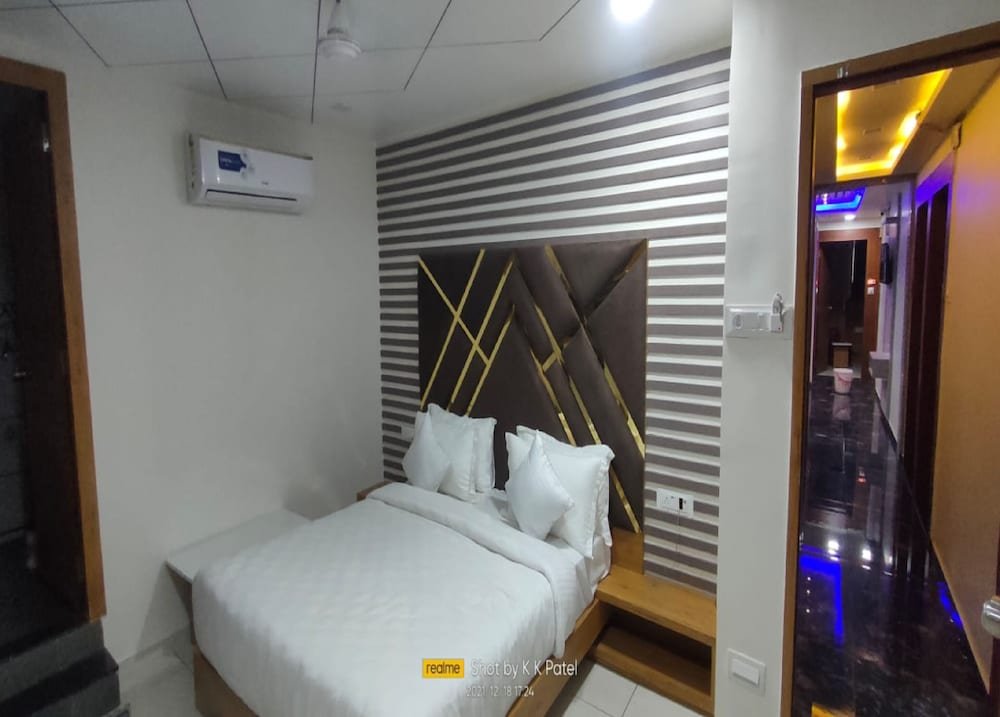 hotel s r vadodara