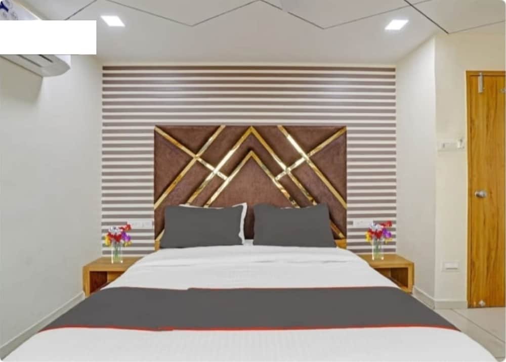 hotel s r vadodara
