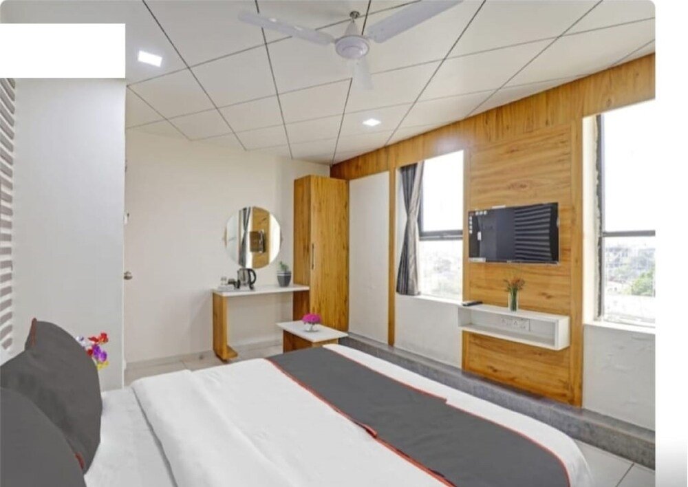 hotel s r vadodara