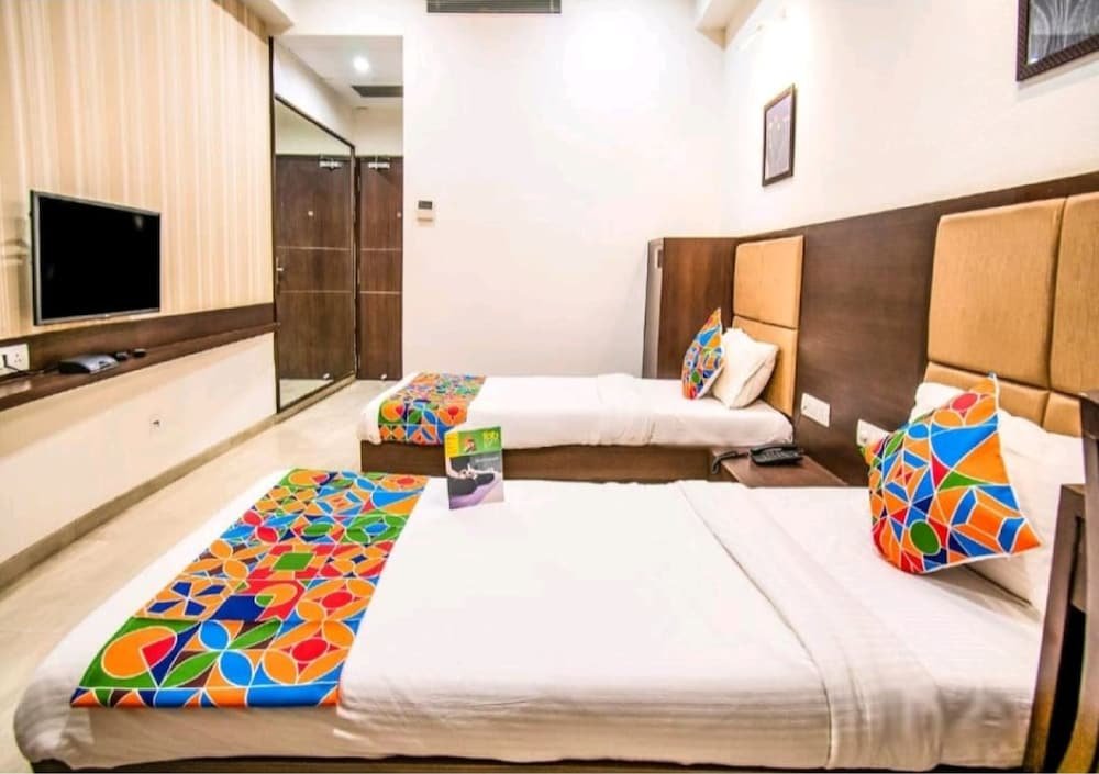 hotel s r vadodara