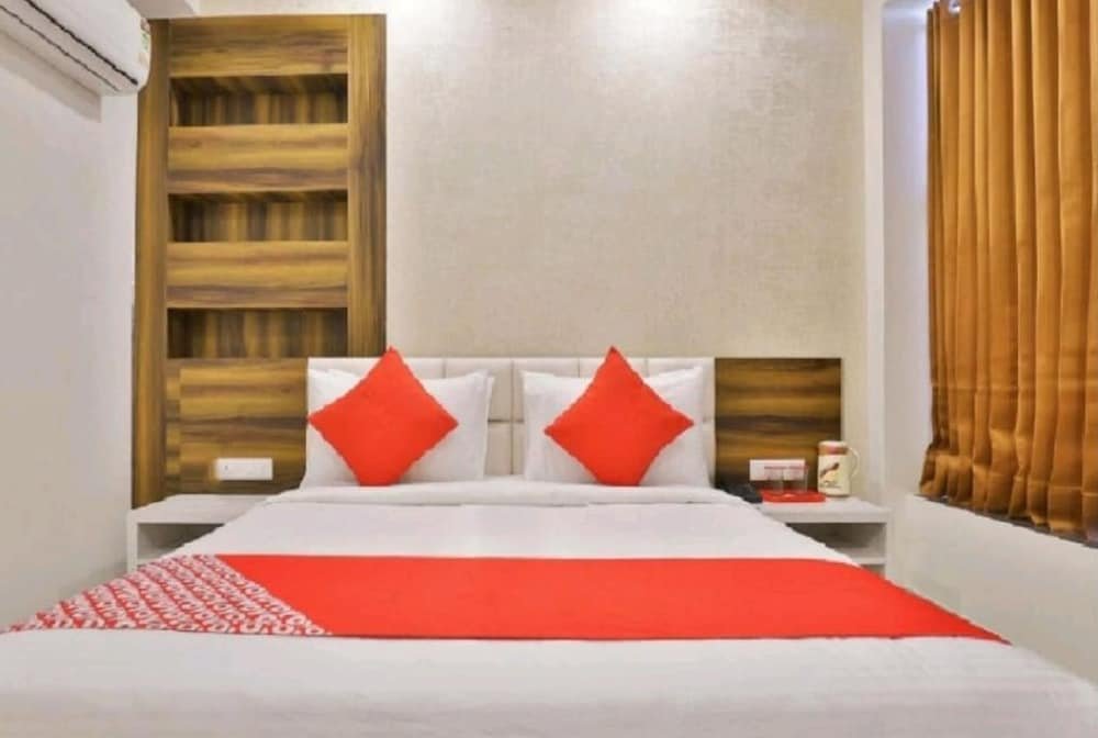 hotel s r vadodara