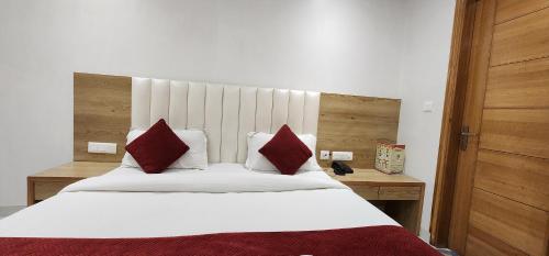 Hotel Shree Sai Dham,3228 G/F Gali School, Pahar Ganj, New Delhi, Near Sheela Cinema, Delhi, 110055,2 star