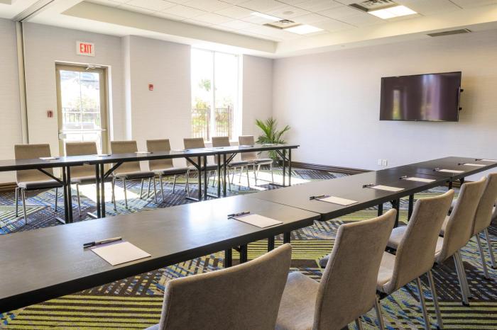 holiday inn express and suites north bay by ihg