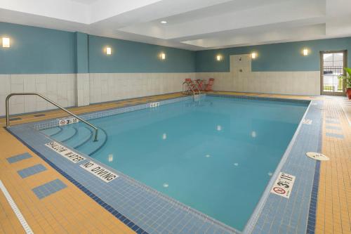holiday inn express and suites north bay by ihg