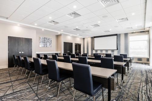 holiday inn express and suites toronto airport sou