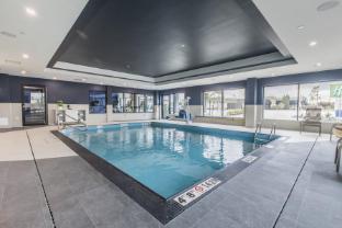 holiday inn express and suites toronto airport sou