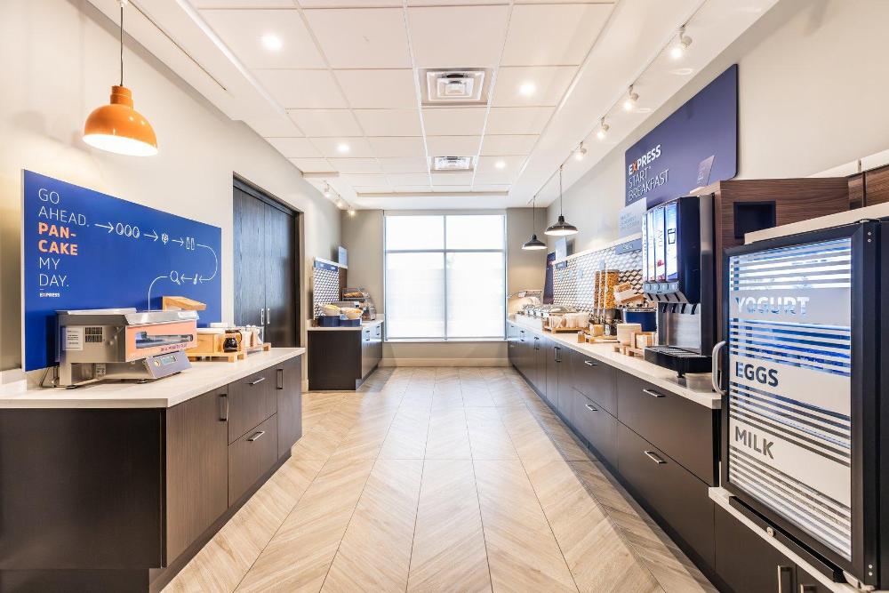 holiday inn express and suites toronto airport sou