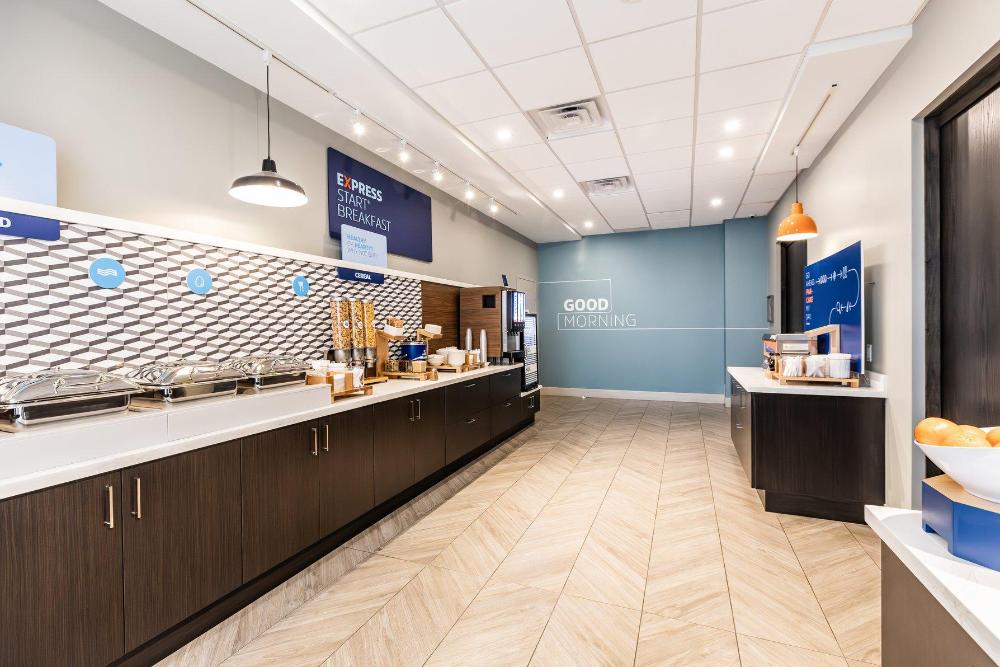 holiday inn express and suites toronto airport sou