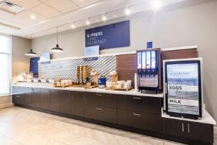 holiday inn express and suites toronto airport sou