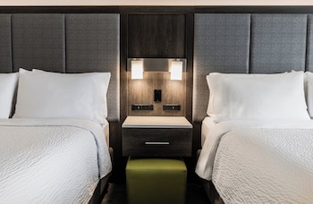 holiday inn express and suites toronto airport sou